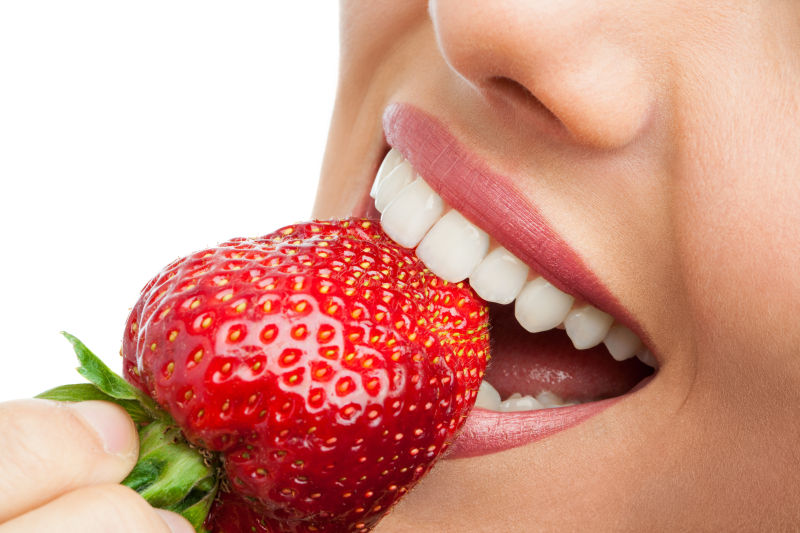 牙齿咬着草莓