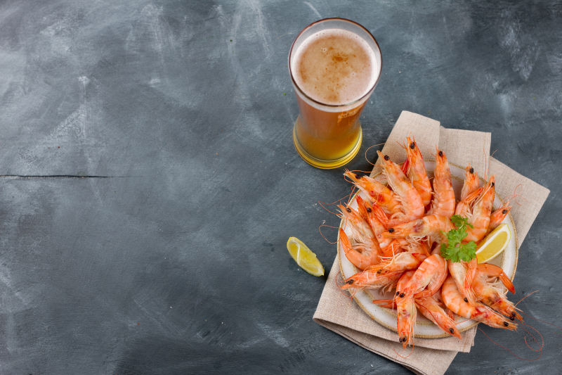 新鲜美味的龙虾和一杯啤酒