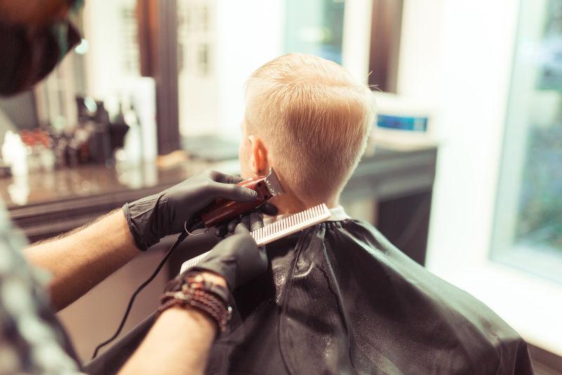 帅哥理发师为男性客户剪头发