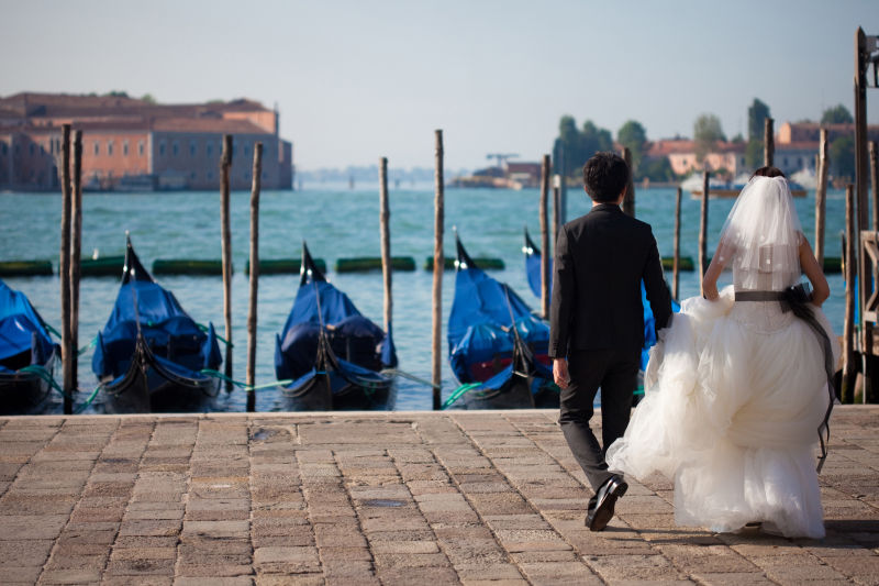 意大利威尼斯城市的新婚夫妇