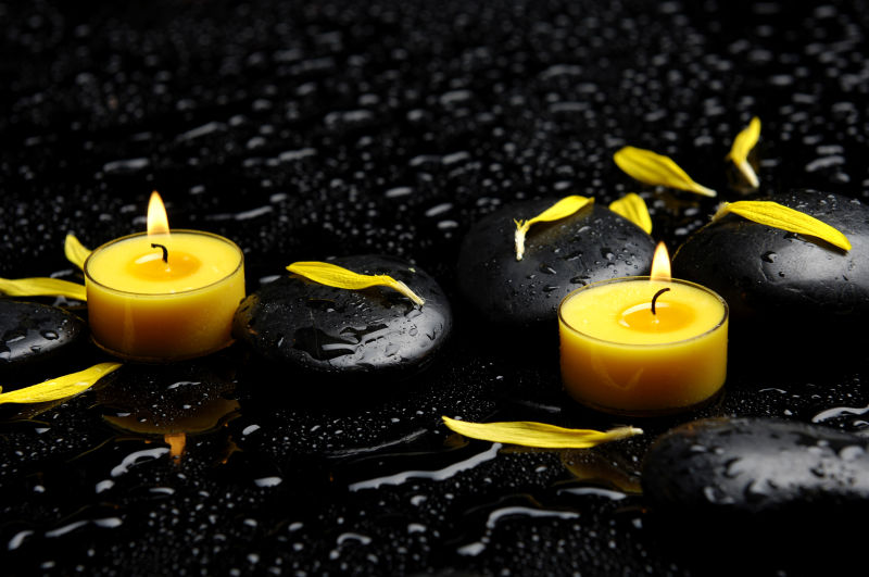 黄色蜡烛与黑色石头