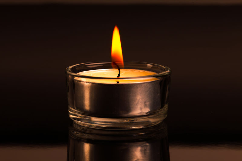 一盏燃烧的蜡烛
