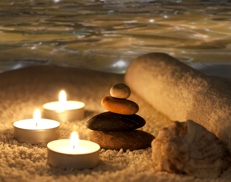 点燃的蜡烛与堆叠在一起的石头