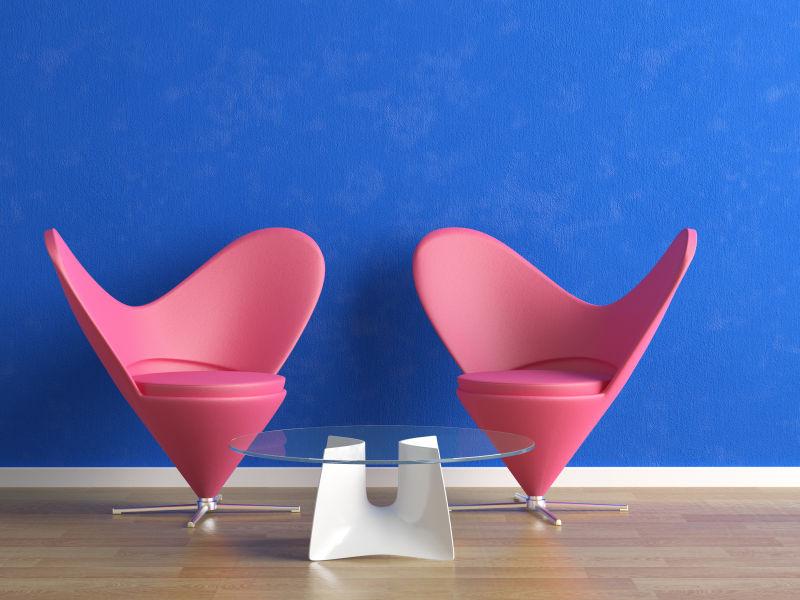 明亮的蓝色墙壁上的两个粉红色座位