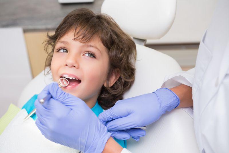 儿科牙医检查小男孩牙齿