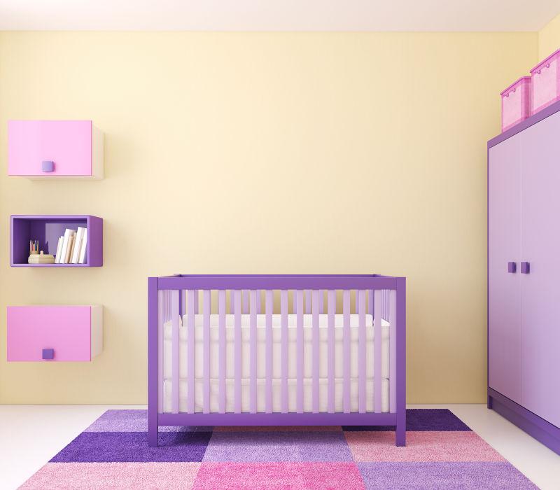 苗圃的现代室内靠近黄墙的婴儿床