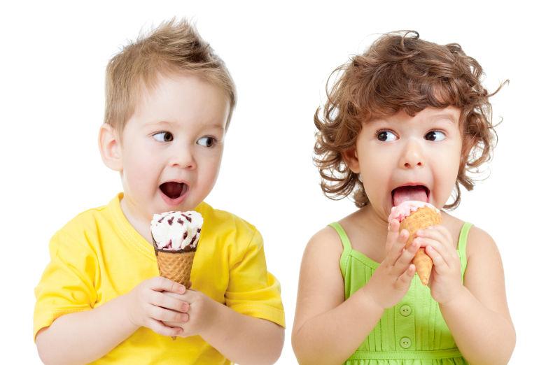 小女孩和男孩吃着冰激凌
