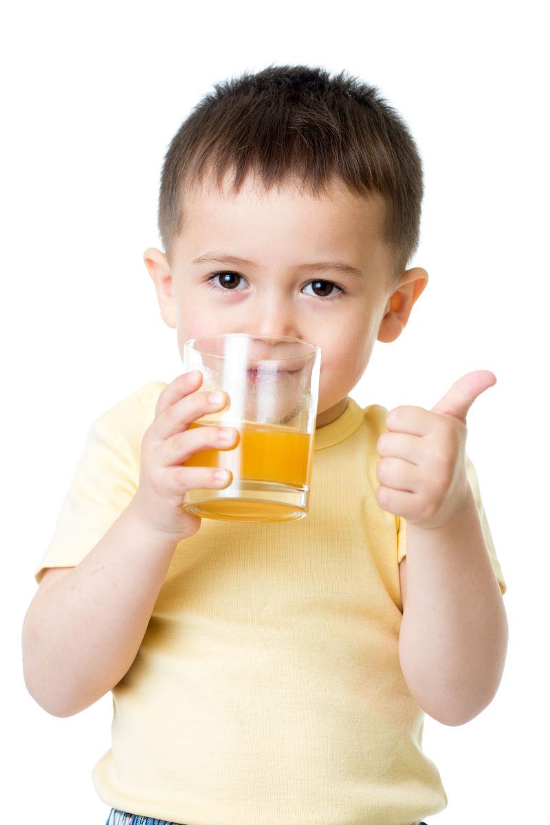 小男孩在喝果汁