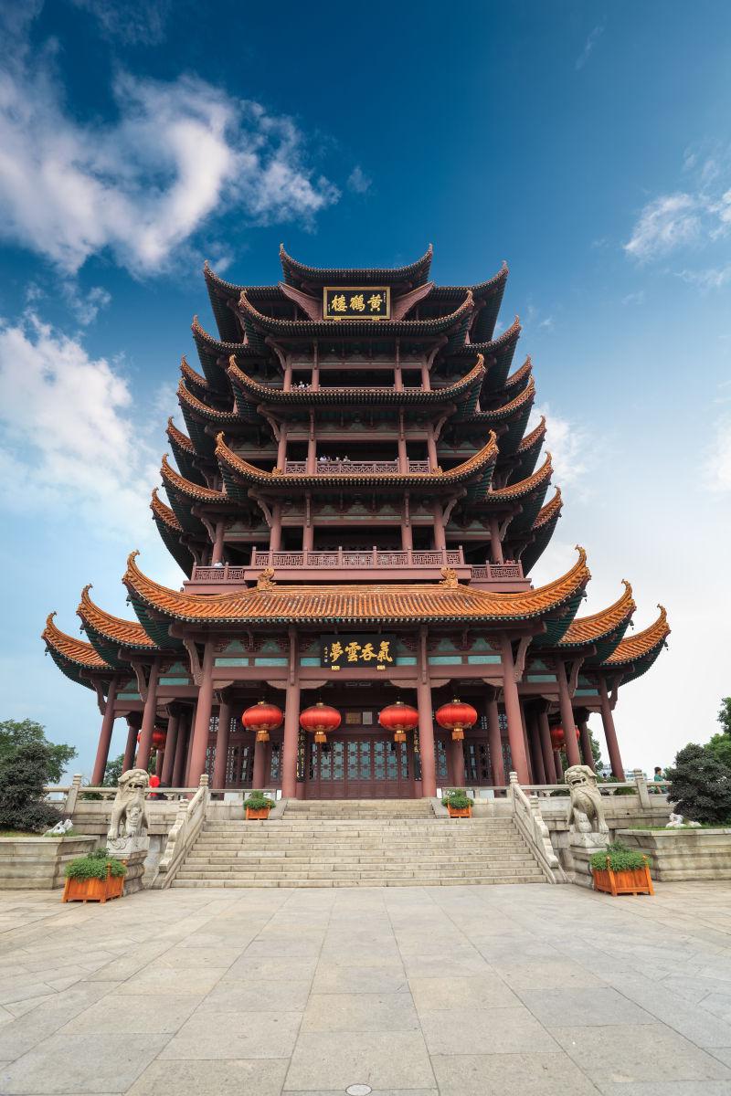 蓝天白云下的中国武汉黄鹤楼建筑