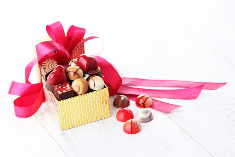 一盒带红丝带的巧克力糖果