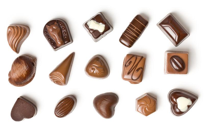 白色背景上的各种美味巧克力
