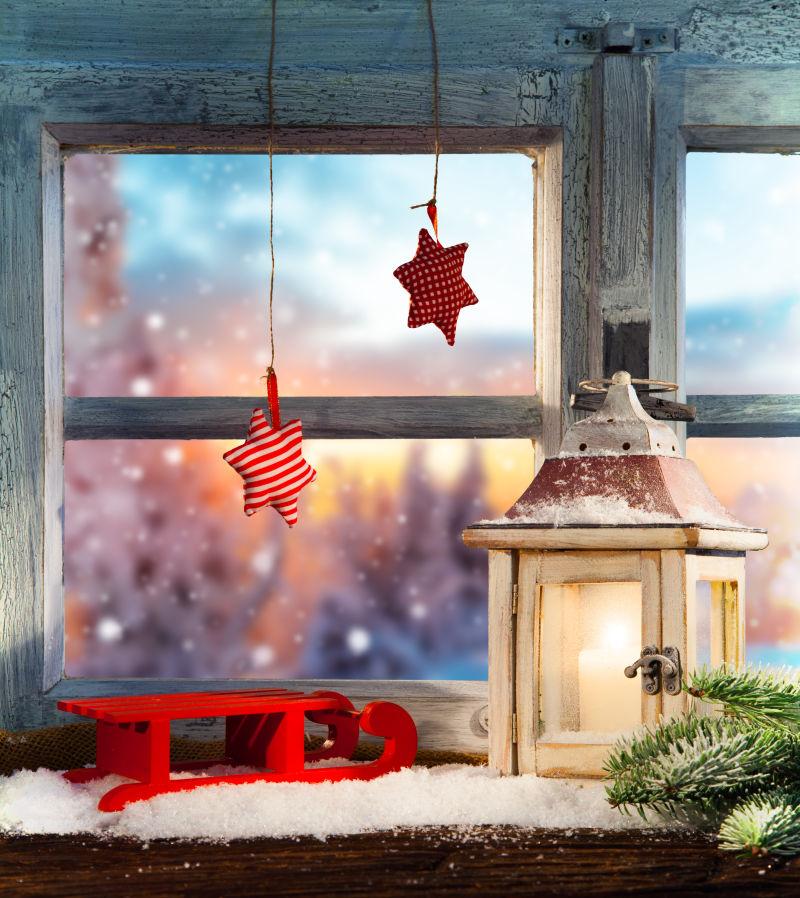 室外美丽的圣诞窗台装饰