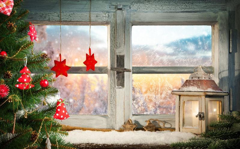 美丽的圣诞窗台装饰