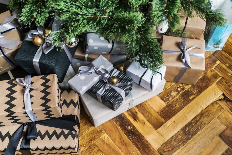 木制背景中的圣诞树和礼物