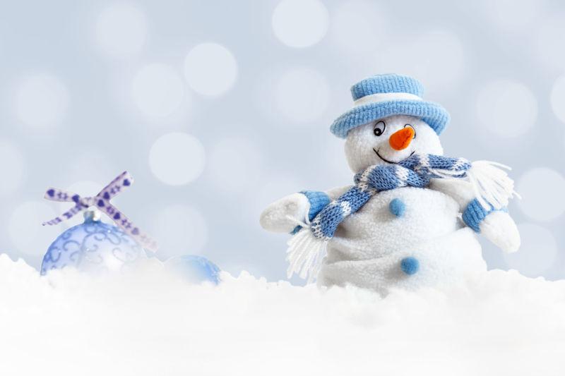 圣诞快乐雪人戴蓝色帽子和围巾