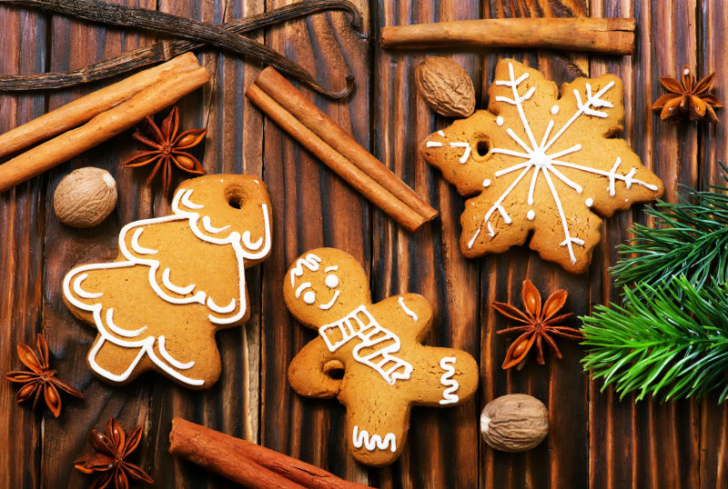 木质桌上的圣诞饼干和姜饼