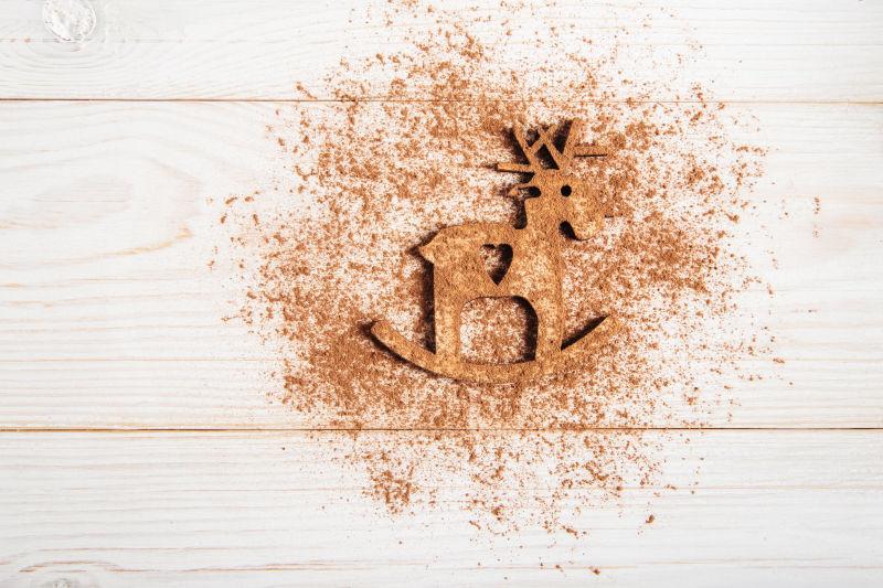 木桌上的驼鹿和巧克力粉
