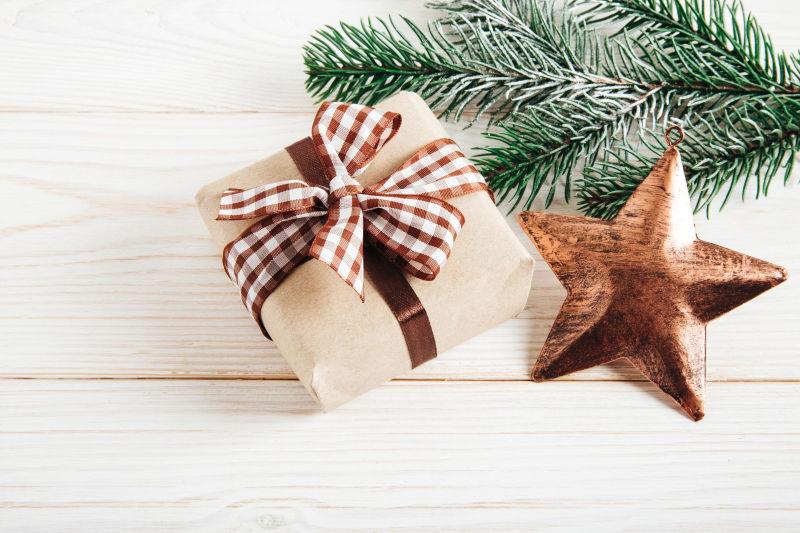 圣诞树树枝和礼品盒