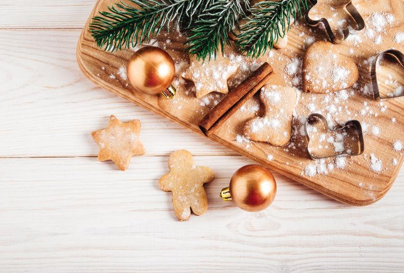 木板上的圣诞节姜饼饼干