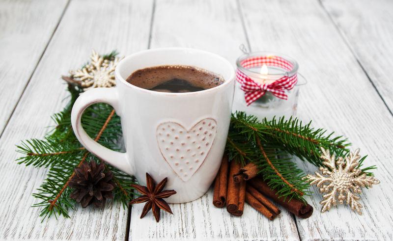 一杯咖啡和圣诞装饰