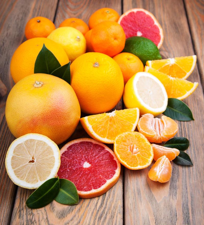 新鲜的柑橘类水果在木板上