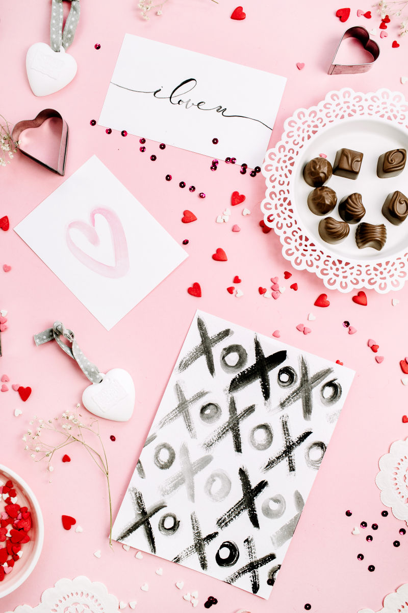 情人节粉色心形卡片和巧克力糖果背景