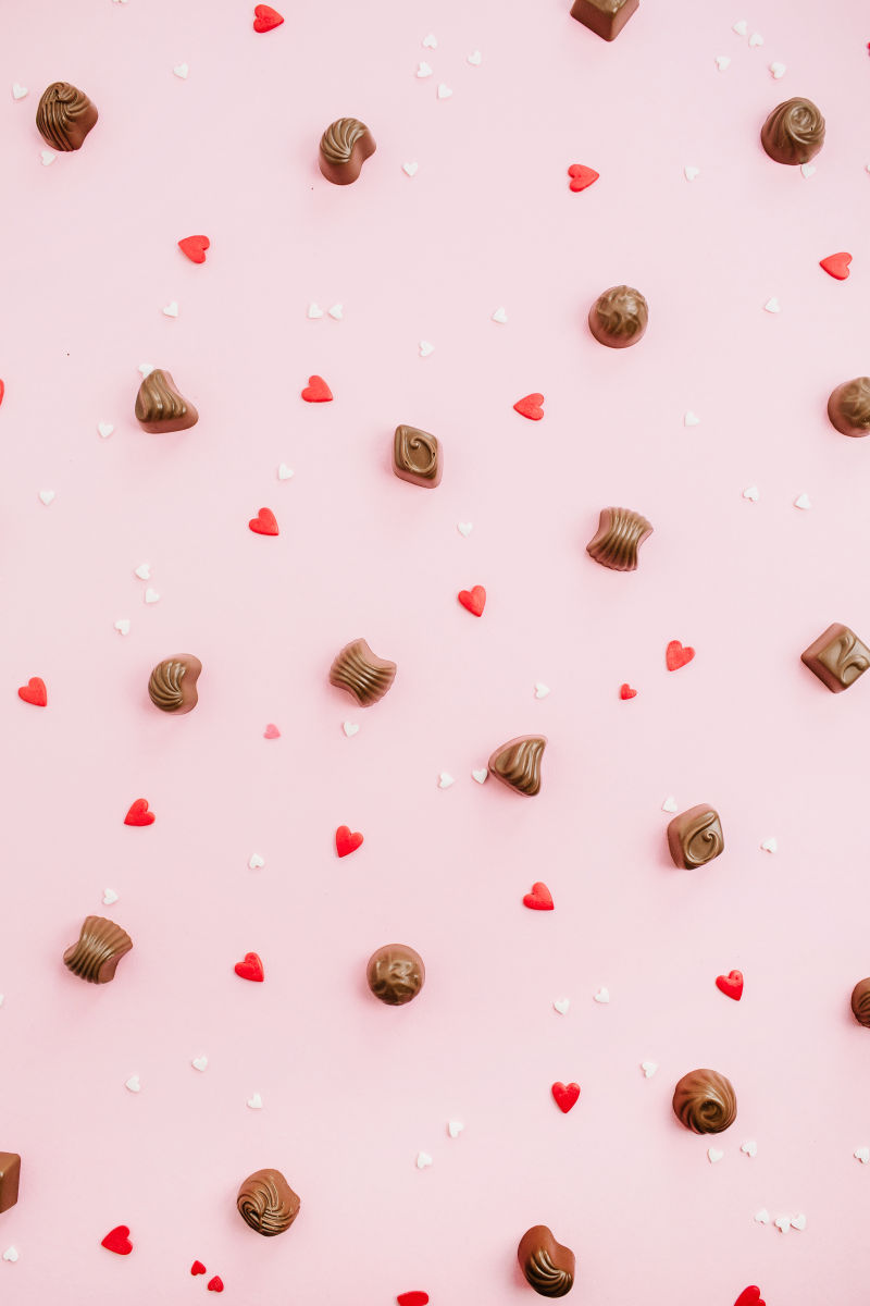 情人节巧克力糖果在粉色的背景上