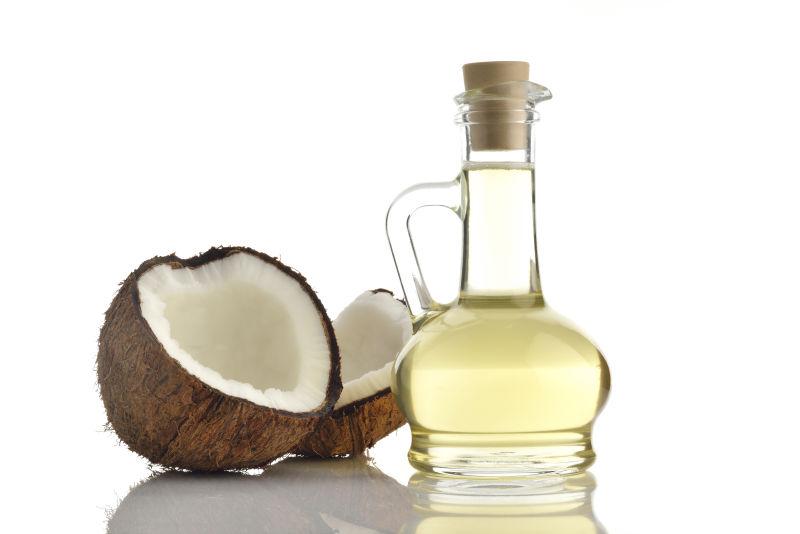 白色背景中的椰子椰汁与椰子油