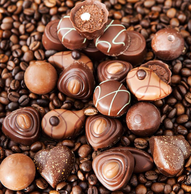 咖啡豆背景下的什锦巧克力