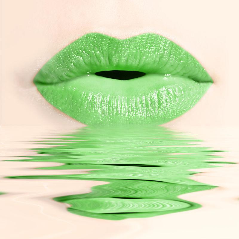 女人的嘴和反射绿色