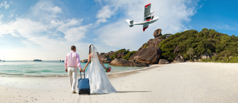 在泰国阳光沙滩上的蜜月新婚夫妇