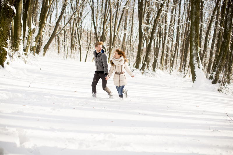 雪中漫步的情侣