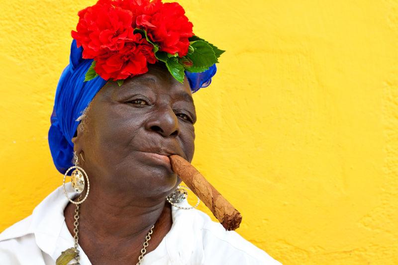 抽着雪茄的古巴妇女