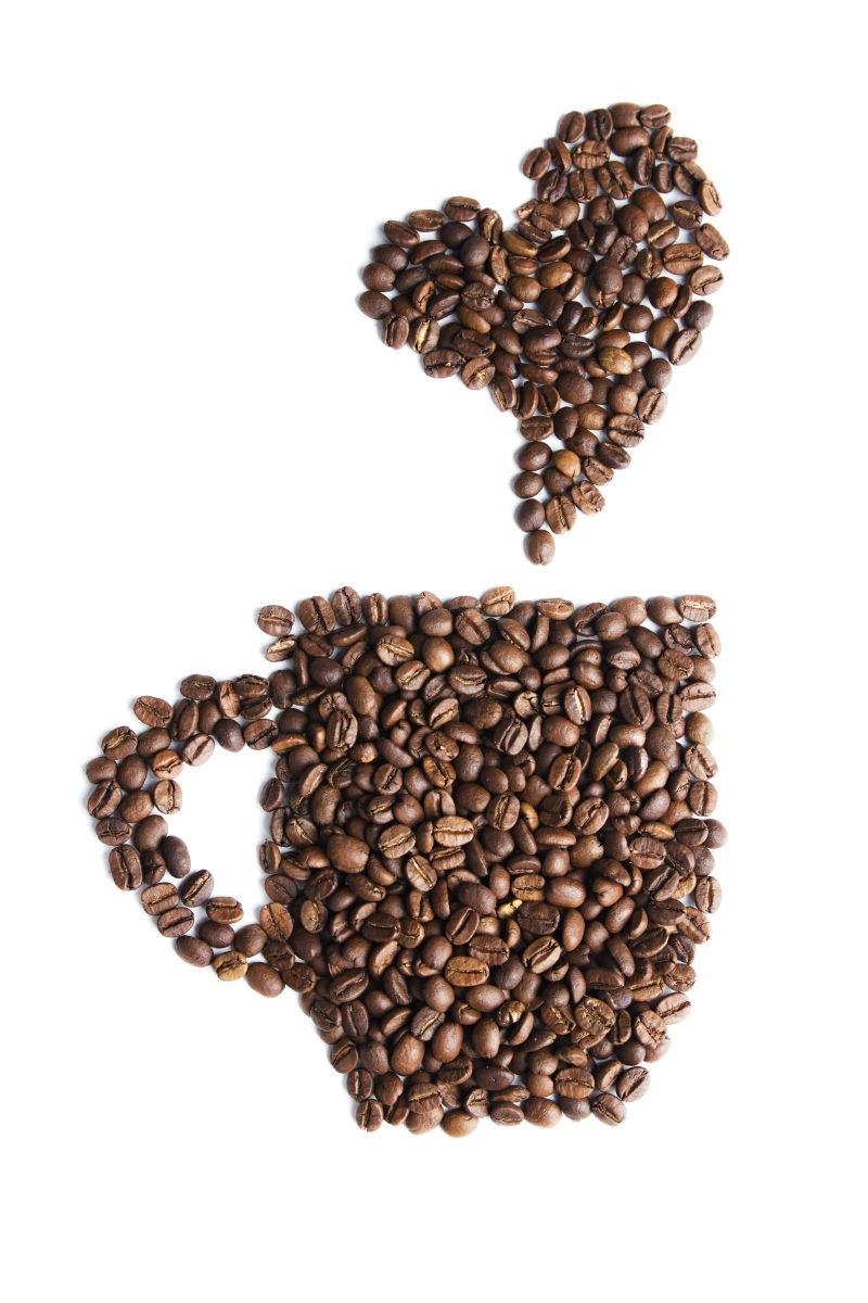 白色背景上摆成咖啡杯形状冒着心形热气的咖啡豆