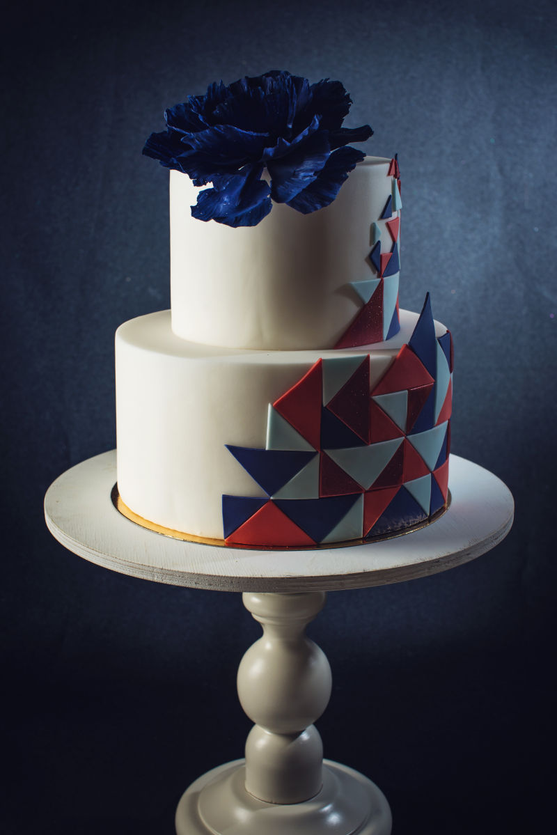 蓝色大玫瑰与婚礼蛋糕