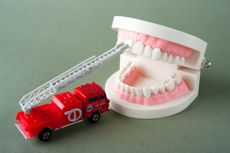 牙齿模型和吊车
