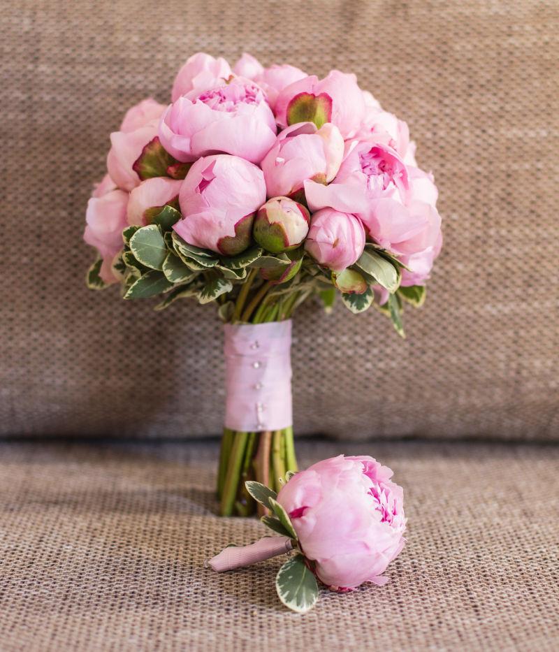 美丽的粉色牡丹花束
