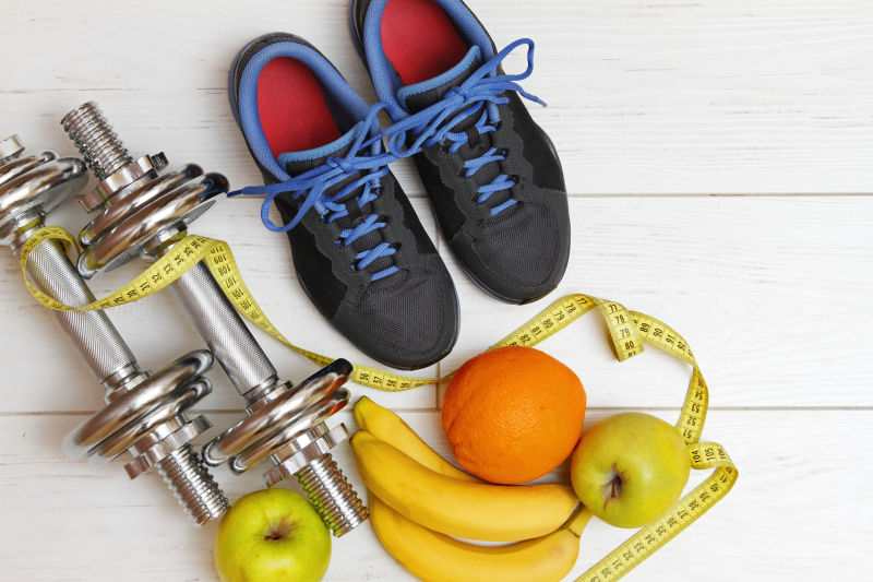 白木地板上的健身器材与健康营养