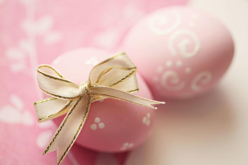 粉色带白色花纹的复活节彩蛋