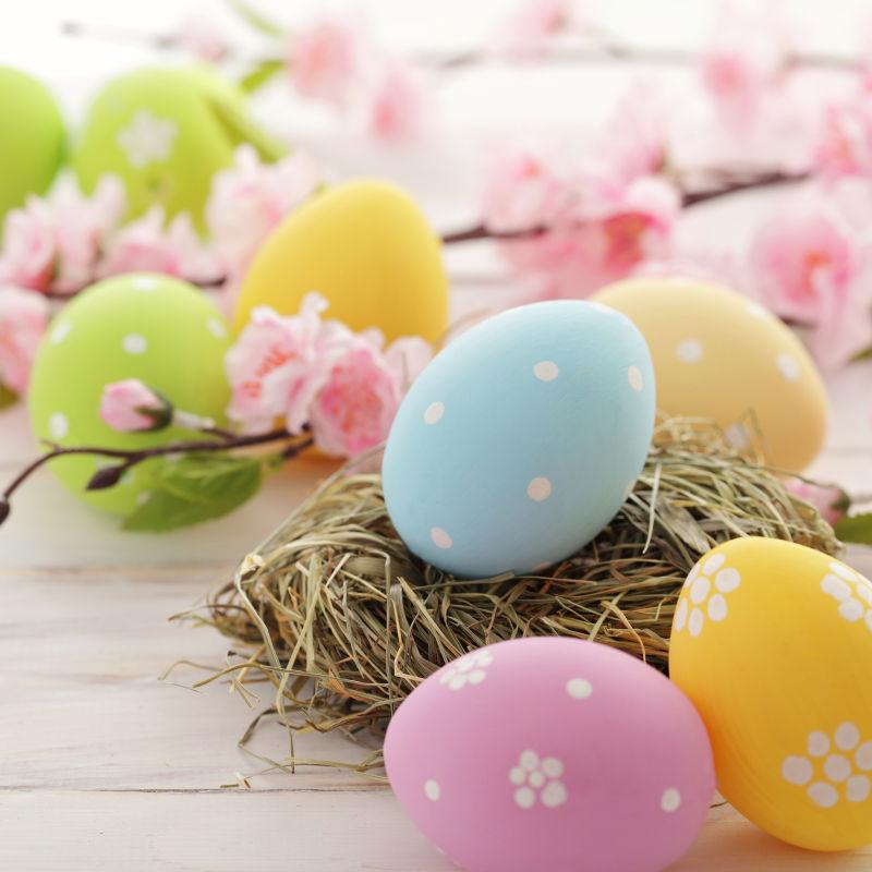 五颜六色的复活节彩蛋带着白色花纹