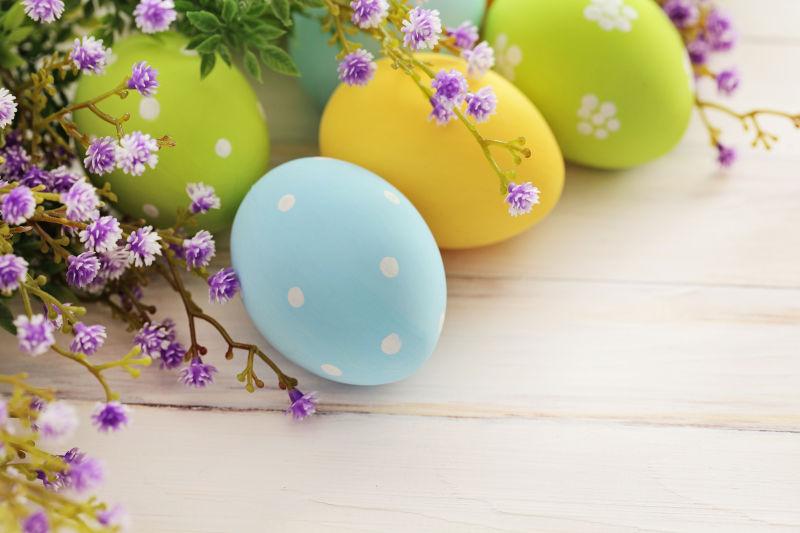 鲜花枝背景五颜六色的复活节彩蛋