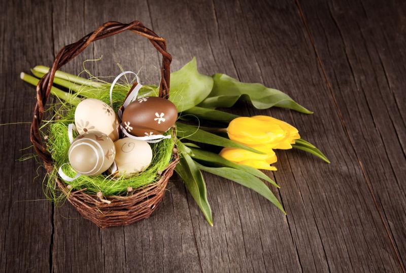 竹篮中的复活节彩蛋