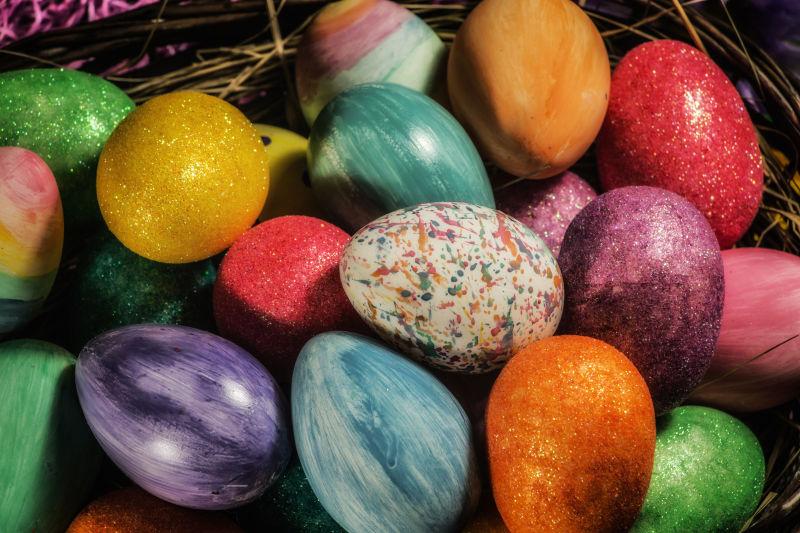 柴草窝里的复活节彩蛋