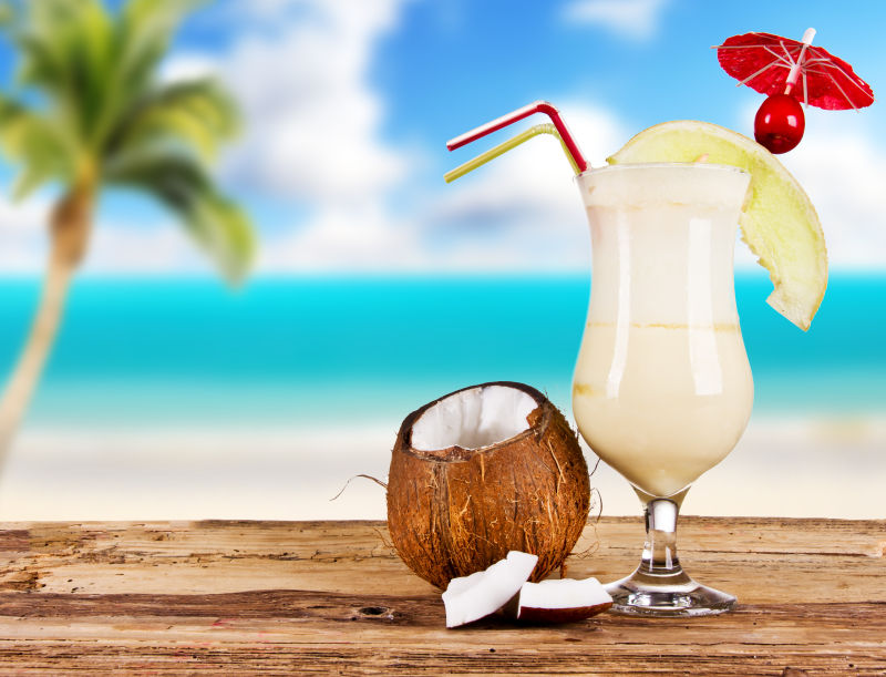 海滩边的饮料和椰子