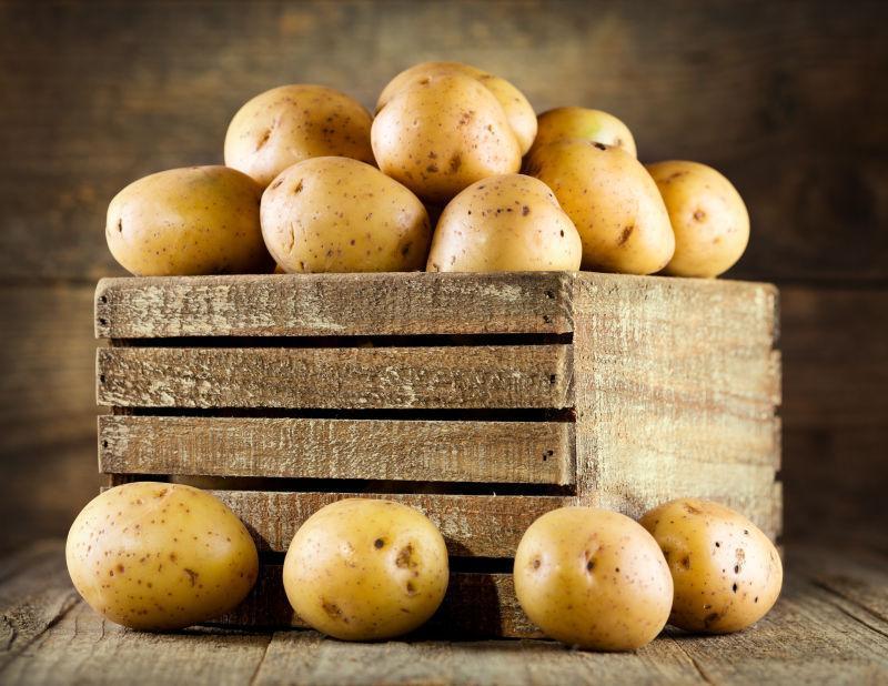 木箱上的土豆