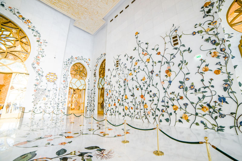 扎比白色清真寺室内墙上的美丽图饰