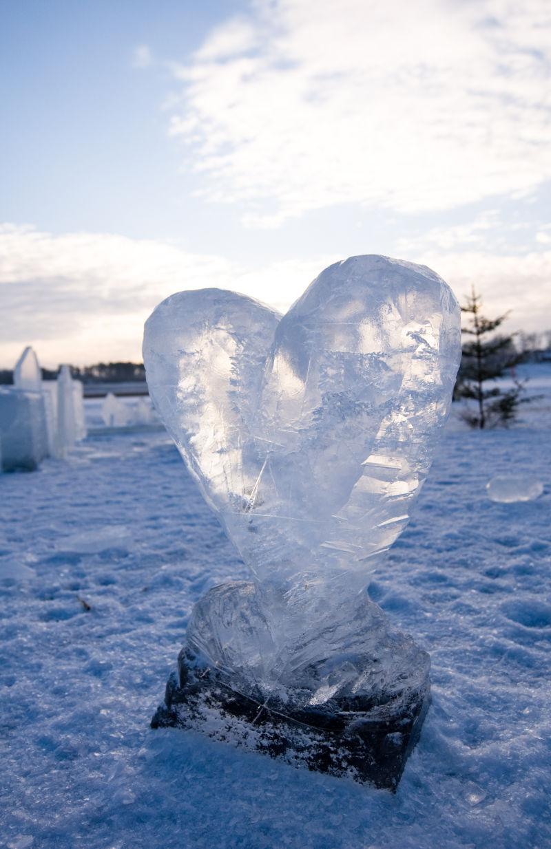冬日背景中巨大的心形冰块