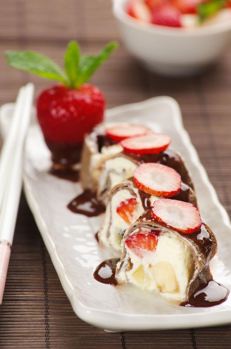 草莓和香蕉巧克力甜甜卷