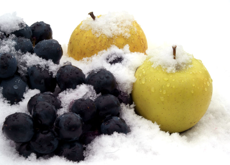冬季花园雪地上的苹果和葡萄