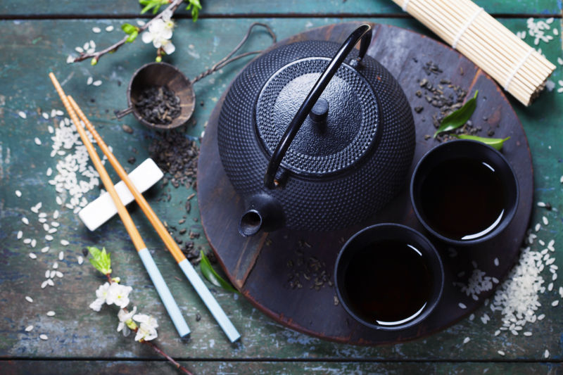 黑色的茶壶和茶垫子